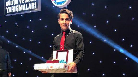 75.Yıl Dinçerler Anadolu Lisesi Öğrencisinin Şiir Okuma Yarışmasında Türkiye Birinciliği