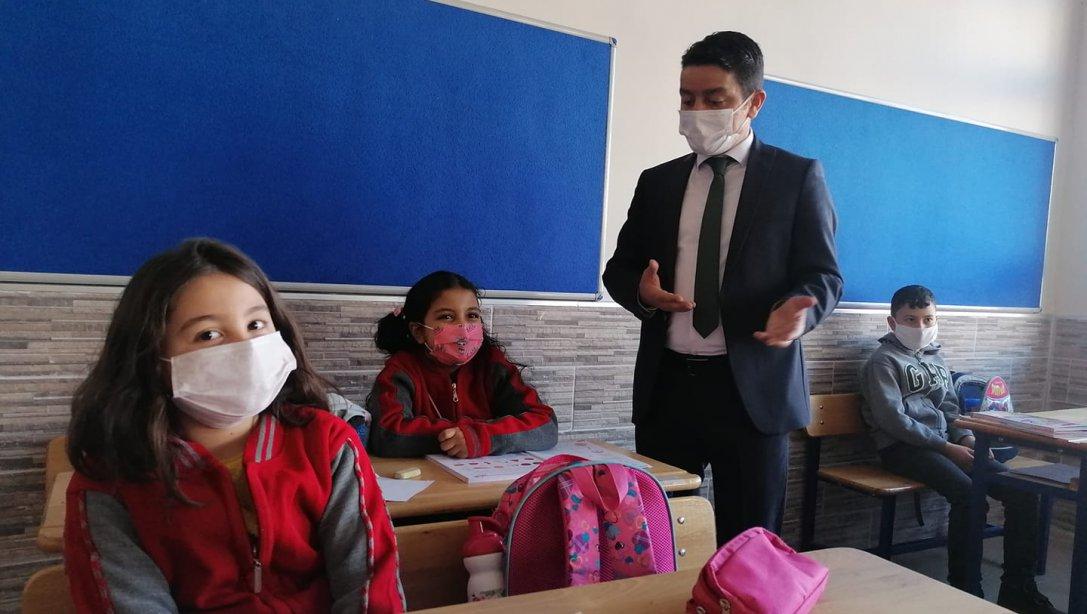 İlçe Milli Eğitim Müdürümüz H. Bayram POLATTİMUR yüzyüze eğitime başlayan Yavuz Selim Naci Giray İlkokulunu ziyaret etti.