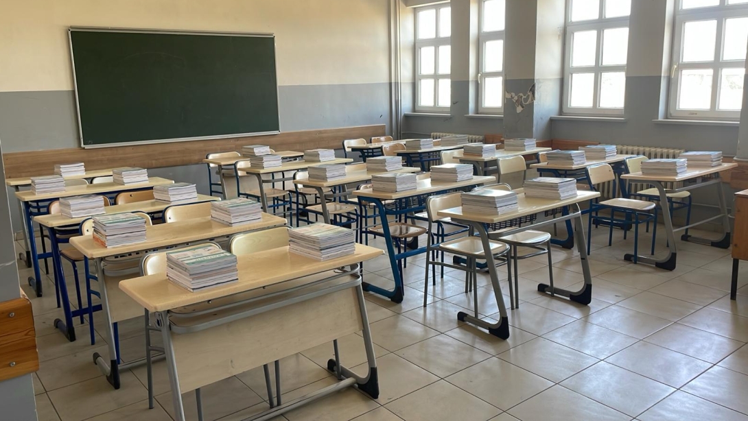 Ücretsiz Ders Kitapları, Okul Sıralarında Öğrencilerimizi Bekliyor.