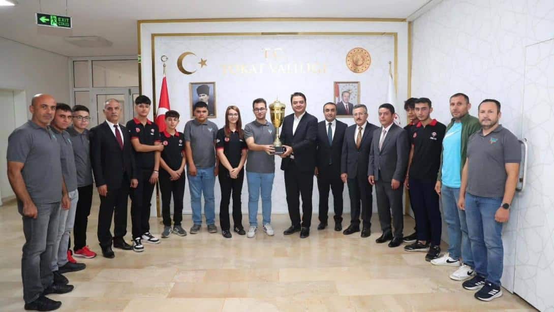 TOKAT VALİMİZ TEKNOFEST ŞAMPİYONLARINI ÖDÜLLENDİRDİ